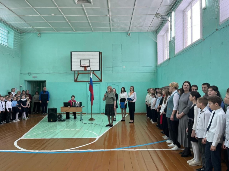 Торжественная линейка ко Дню Защитника Отечества.